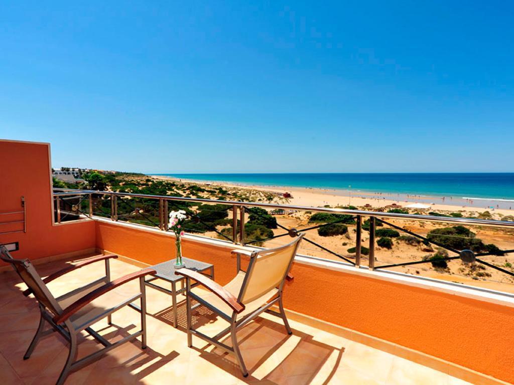 Hipotels Barrosa Palace & Spa Chiclana de la Frontera Dış mekan fotoğraf View of the beach from the hotel